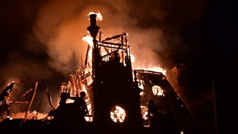 Incêndio atinge prefeitura de Limoges e derruba telhado do prédio de 1883