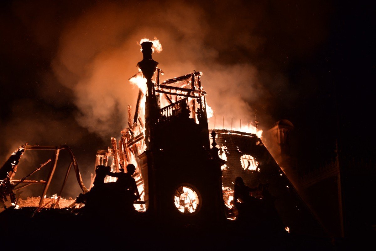 Incêndio atinge prefeitura de Limoges e derruba telhado do prédio de 1883