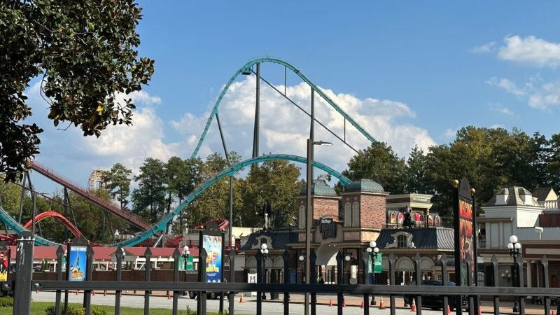Após morte de visitante, parque Six Flags anuncia instalação de cintos de segurança em montanhas-russas