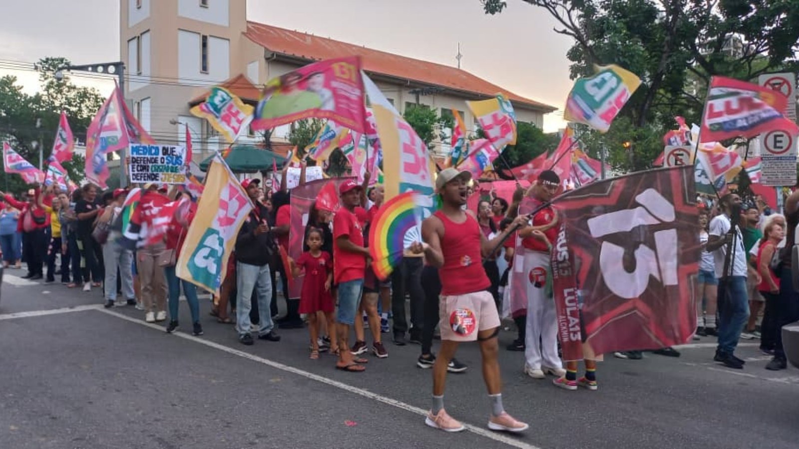 Apoiadores de Lula fazem passeata pelo Centro de Divinópolis