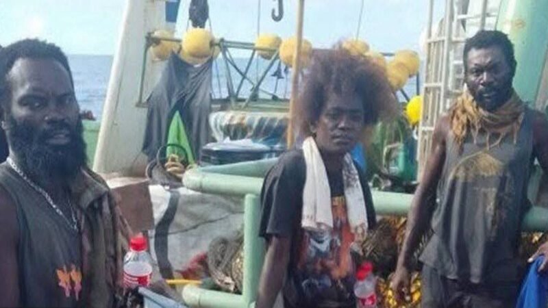 Três pessoas são resgatadas após passarem 70 dias à deriva no Pacífico depois de barco ficar sem combustível