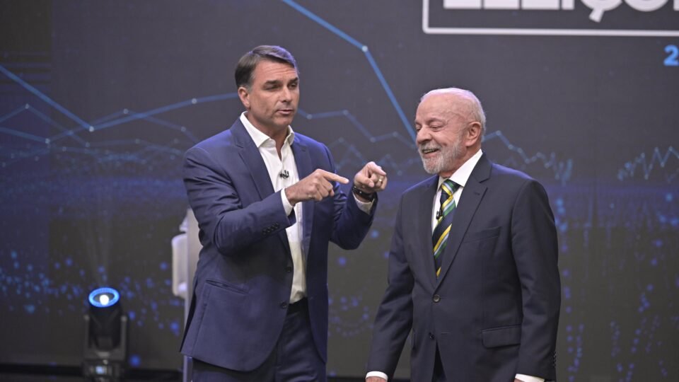 Em debate, Flávio pergunta sobre Lulinha e Lula chama adversário de “malandro carioca”