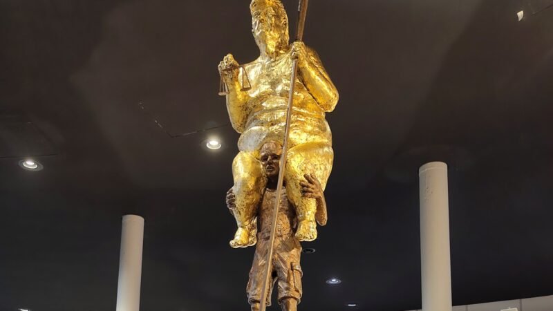 Estátua de Trump nu banhado a ouro é exibida no Parlamento Europeu