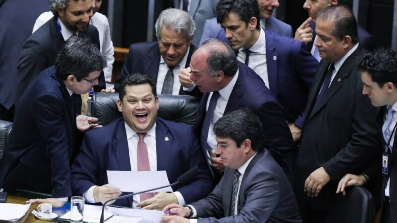 Alcolumbre tenta aprovar fim da escala 6×1 para manter presidência do Senado
