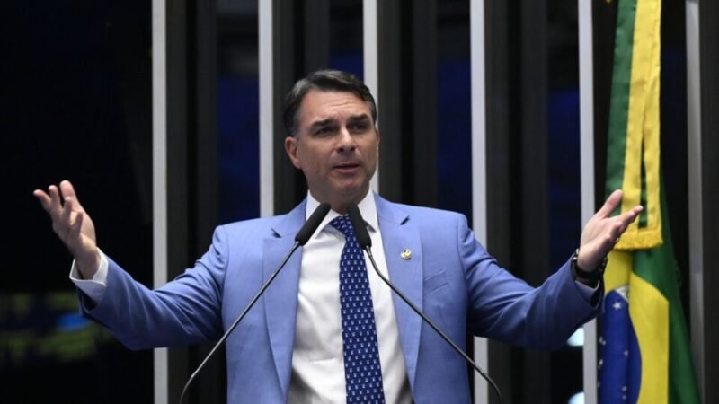 Flávio Bolsonaro pede renúncia de Moraes após decisão contra Eduardo