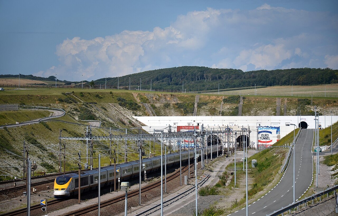Batida entre trem e ônibus na entrada do Eurotúnel deixa 19 feridos na França