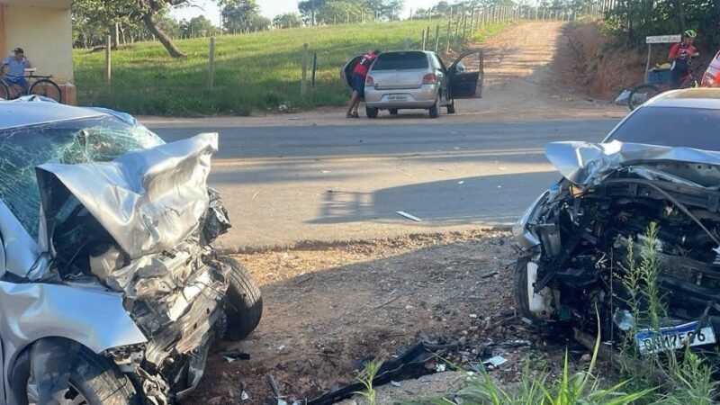 Casal morre e bebê fica ferido após batida entre carros na MG-252, em Perdigão